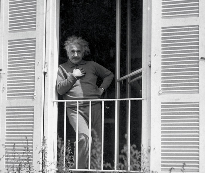 Albert Einstein am Fenster seines Sommerhauses