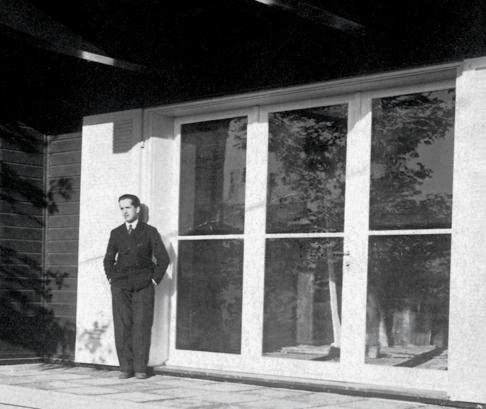 Konrad Wachsmann auf der Terrasse des Einsteinhauses, 1929